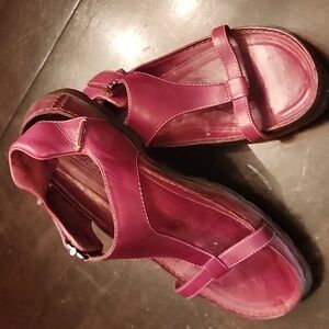 Timberland Women's leather sandle. Size 9.5, red